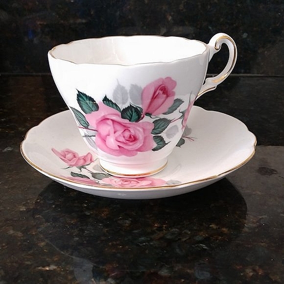 PINK ROSE GOLD TRIM GROSVENOR BONE CHINA ENGLAND TEACUP SAUCER SET SCALLOPED - Picture 1 of 14